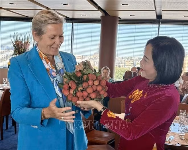 La vice-présidente de l’Assemblée nationale du Vietnam, Nguyen Thi Thanh, offre des lichits à la présidente du groupe d’amitié France-Vietnam à l'Assemblée nationale française, Anne Le Hénanff. Photo : VNA.