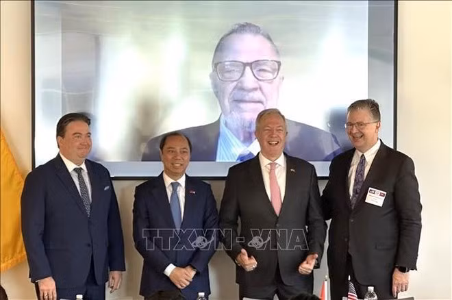 Trois anciens ambassadeurs américains au Vietnam et l'ambassadeur du Vietnam aux États-Unis, Nguyen Quoc Dung (deuxième à partir de la gauche). Photo : VNA.