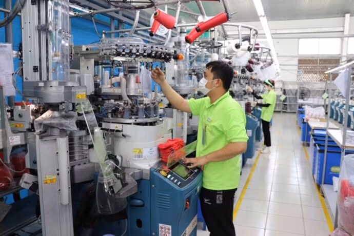 Des ouvriers de l'usine Sung Hwa Vina dans le parc industriel de Hoa Binh, (province de Tay Ninh, au Sud). Photo : VNA.