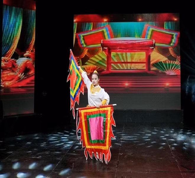 Parmi les près de 200 représentations du Festival des arts de la jeunesse et des enfants qui s'est récemment tenu à la Télévision vietnamienne (10 juillet), près de la moitié étaient des œuvres culturelles et artistiques traditionnelles. Photo : Comité d'organisation.