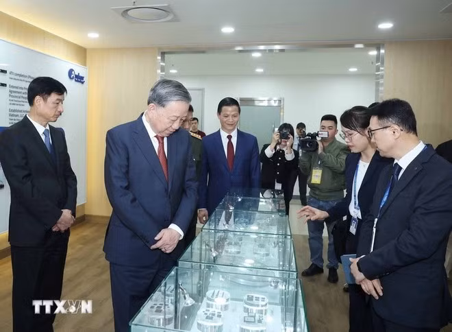 Le secrétaire général To Lam visite la SARL Amkor Technology Vietnam (à capital sud-coréen) dans le parc industriel Yen Phong II-C, province de Bac Ninh. Photo : VNA.