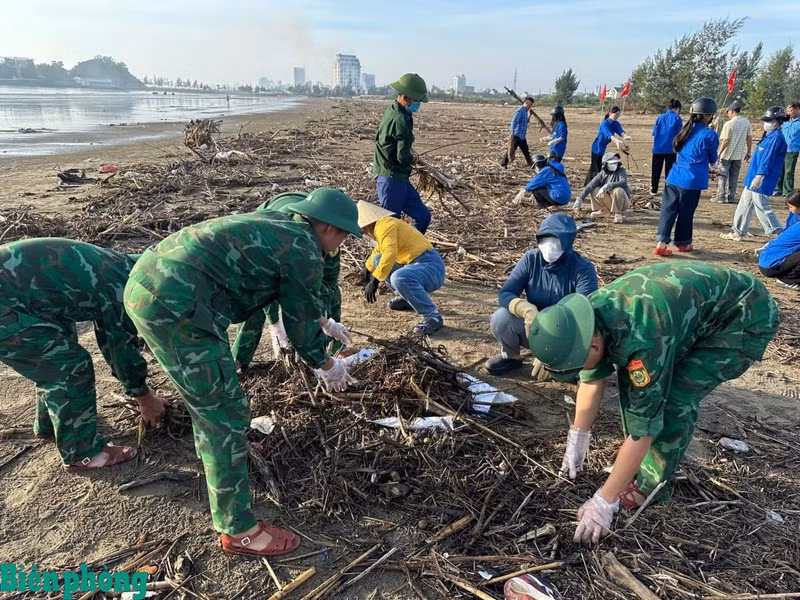 Les volontaires du quartier de Cua Lo mobilisés pour l’assainissement de la plage. Photo : baobienphong.