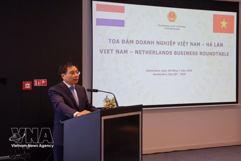 Le vice-Premier ministre vietnamien Nguyen Van Thang s'exprime lors de la table ronde. Photo : VNA.