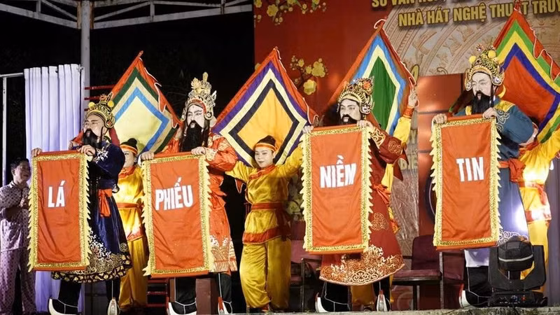 Les numéros artistiques, soigneusement mis en scène et répétés, associent la sensibilisation aux élections à la valorisation des valeurs culturelles traditionnelles. Photo : baovanhoa.