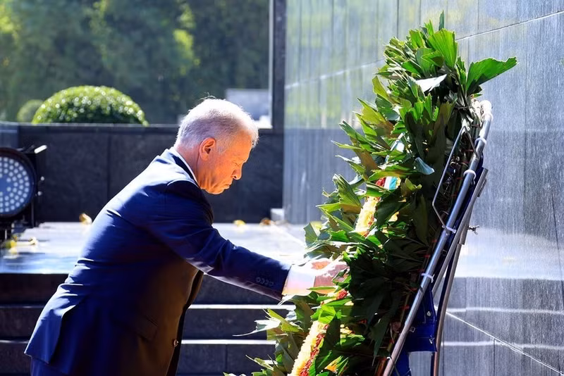Le roi du royaume hachémite de Jordanie, Abdallah II Ibn Al Hussein, est allé déposer une gerbe de fleurs en hommage au Président Hô Chi Minh en son mausolée à Hanoï. Photo : VNA.