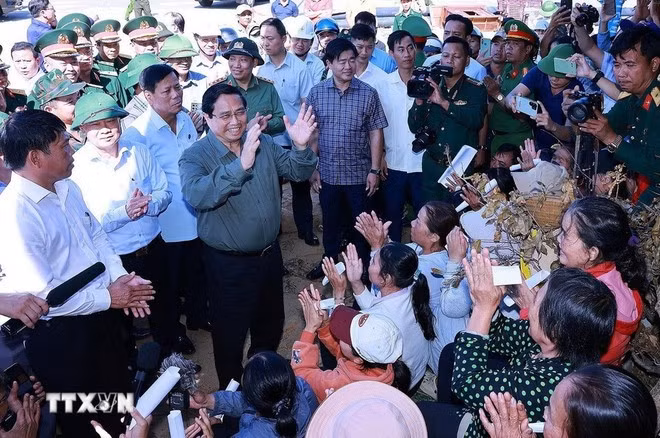 Le Premier ministre Pham Minh Chinh encourage les travailleurs de la zone économique de Nhon Hoi. Photo : VNA.