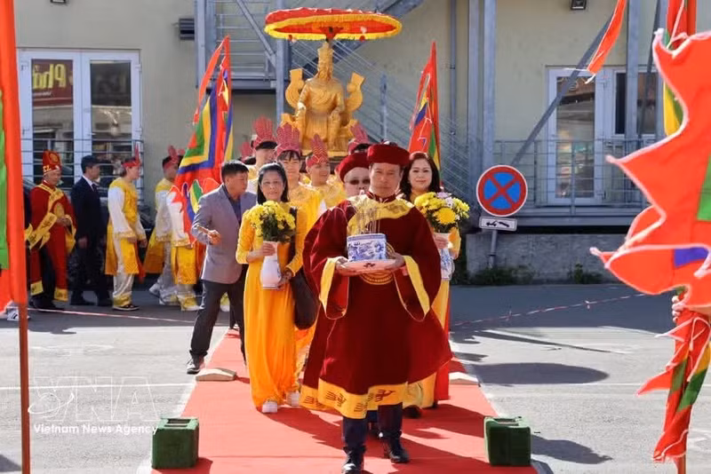 Fête des rois Hùng au Centre commercial Sapa. Photo : VNA.