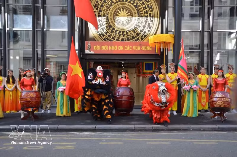 Fête des rois Hùng à Paris. Photo : VNA.