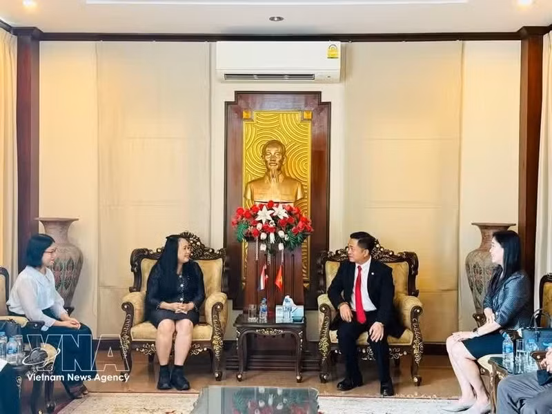 Séance de travail entre le consul général du Vietnam en Thaïlande, Dinh Hoang Linh et la direction de l’Université de Khon Kaen. Photo : VNA.