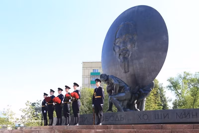 La garde d’honneur de la Direction générale des Affaires intérieures de Moscou participe à une cérémonie solennelle devant la statue du Président Hô Chi Minh. Photo : VNA.