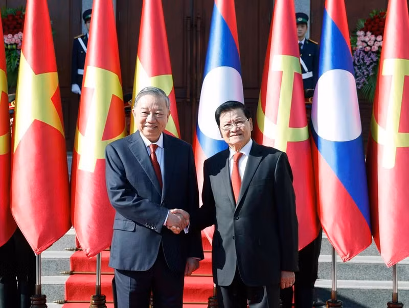 Le secrétaire général du PPRL et président du Laos, Thongloun Sisoulith (à droite) et le secrétaire général du PCV, To Lam, en visite d’État au Laos. Photo : VNA.