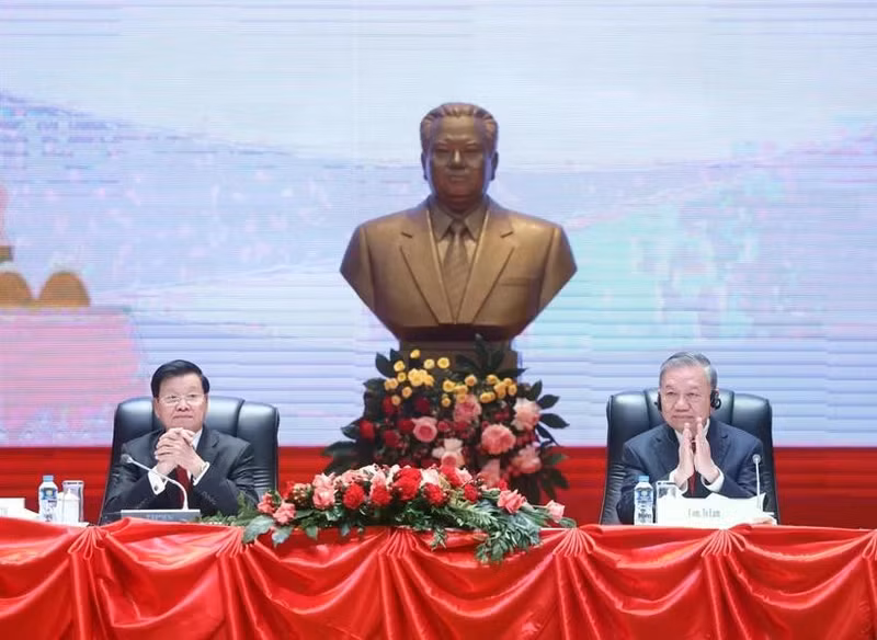 Le secrétaire général du PCV, To Lam (droite), a coprésidé à Vientiane, avec le secrétaire général du PPRL et président lao, Thongloun Sisoulith, une réunion consacrée à l’information sur les résultats du XIVe Congrès national du PCV. Photo : VNA.