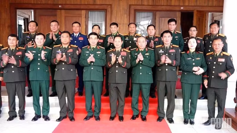 Les membres des délégations des ministères vietnamien et lao de la Défense. Photo : QĐND.