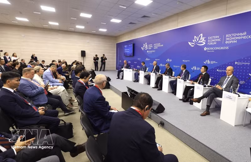Le ministre des Finances Ngo Van Tuan (au centre) prend la parole lors du Dialogue d’affaires Russie-ASEAN, dans le cadre du 11e Forum économique oriental à Vladivostok. Photo : VNA.