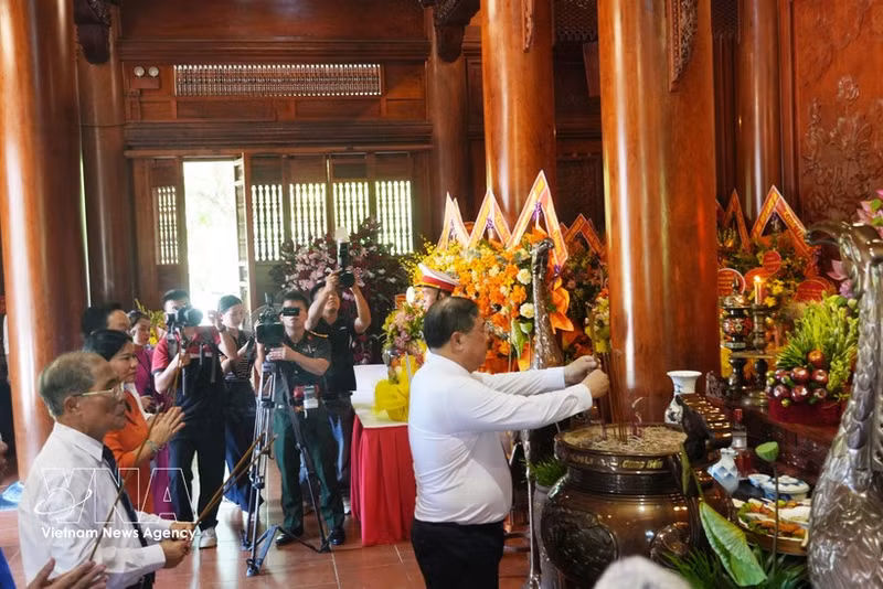 Lors de la cérémonie d’offrande d’encens à la mémoire du Président Hô Chi Minh sur le site historique de Kim Lien, sa terre natale. Photo : VNA.