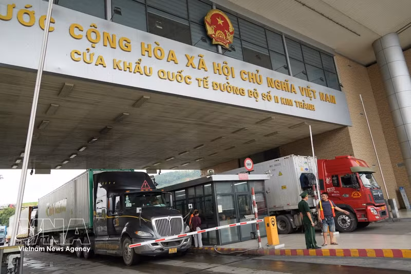 Des camions de marchandises traversent le poste-frontière international n° II - Kim Thanh, à Lao Cai. Photo : VNA.