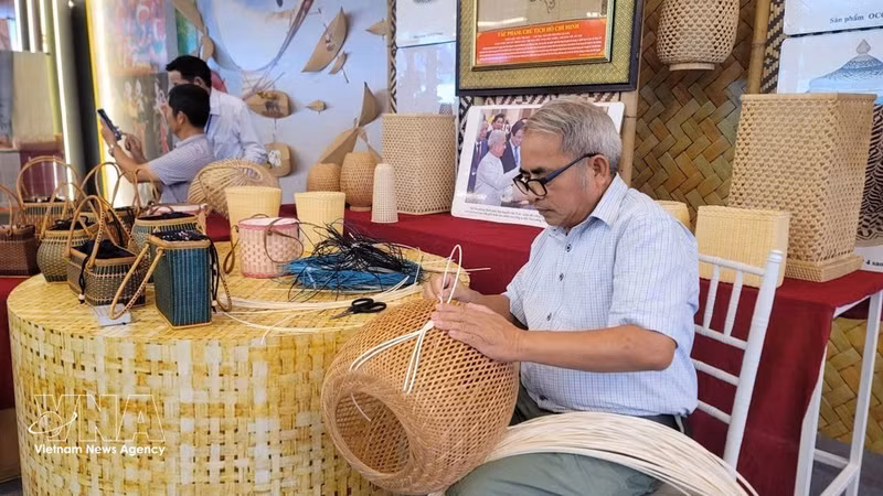 Un artisan exceptionnel du village de Phu Vinh, spécialisé dans le tressage du rotin et du bambou (Hanoï). Photo : VNA.