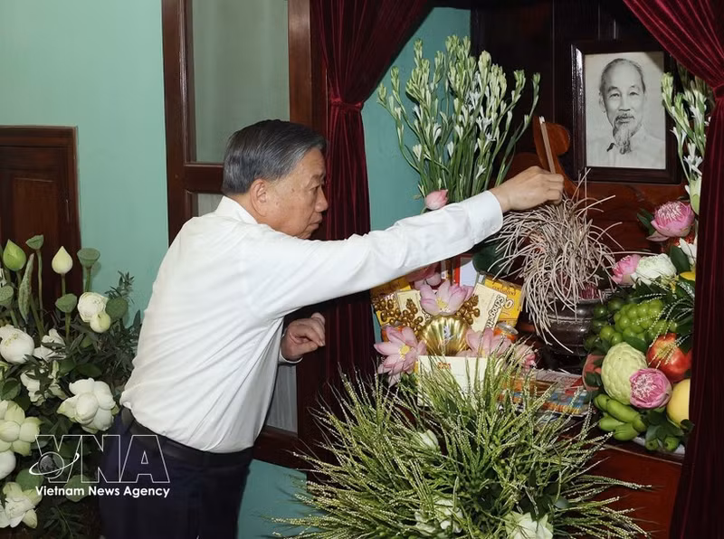  To Lam offre de l’encens en mémoire du Président Hô Chi Minh à la Maison 67, au Palais présidentiel. Photo : VNA.