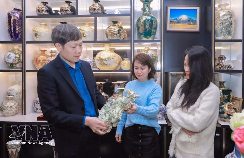 Les produits du village de céramique de Bat Trang attirent des visiiteurs. Photo : VNA.