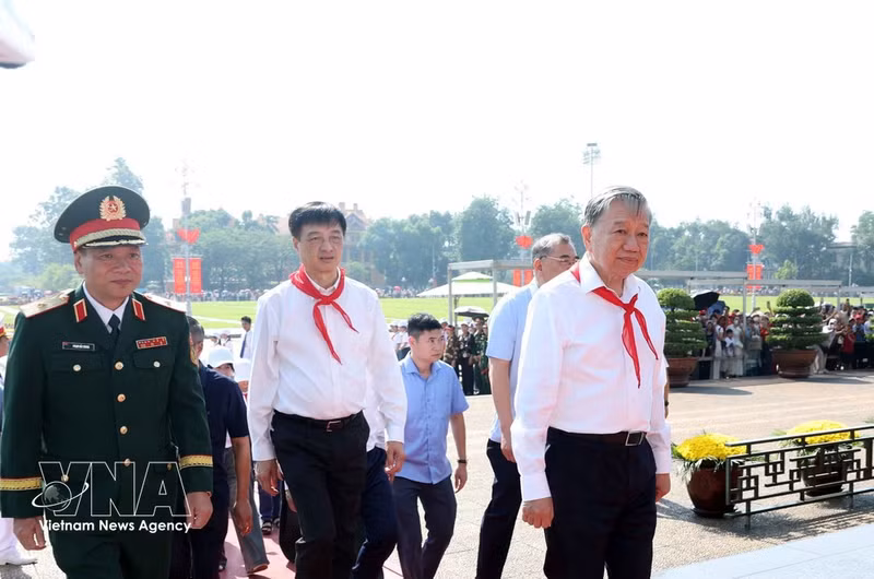 Le dirigeant To Lam rend hommage au Président Ho Chi Minh dans son mausolée. Photo : VNA.