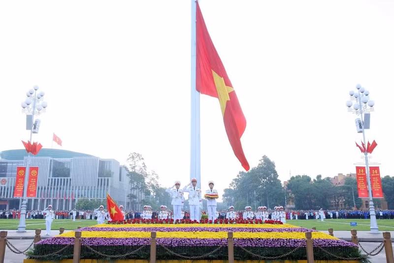 Le drapeau national flotte sur la Place Ba Dinh. Photo : VNA.