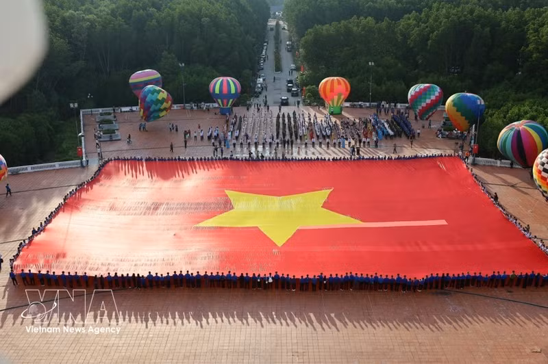 Le grand drapeau mesure 2 025 m² (60 m de long sur 33,75 m de large) et pèse environ 320 kg. Photo : VNA.