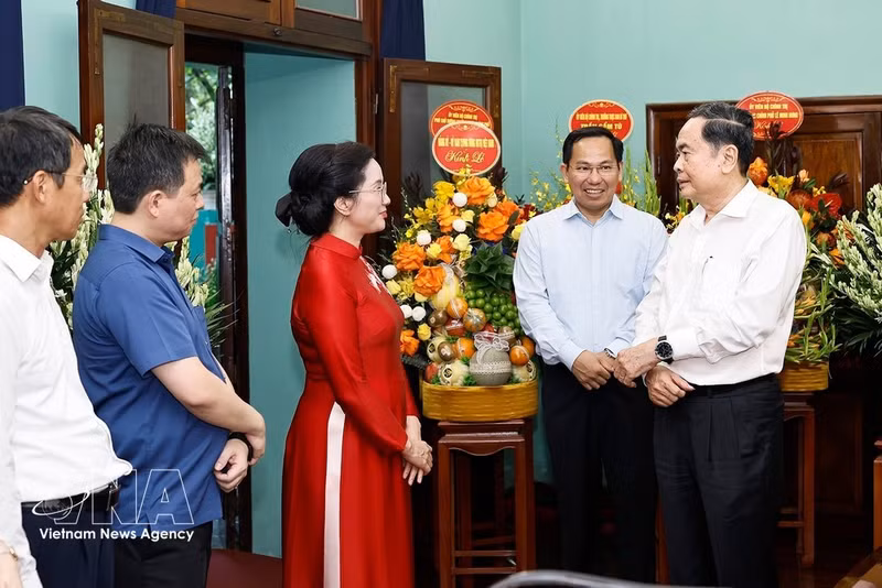 Le président de l’Assemblée nationale Tran Thanh Man s’entretient avec des cadres de la Maison 67. Photo : VNA.