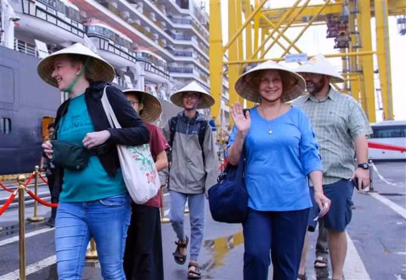 des-croisieristes-etrangers-dans-la-ville-de-da-nang-vna.jpg