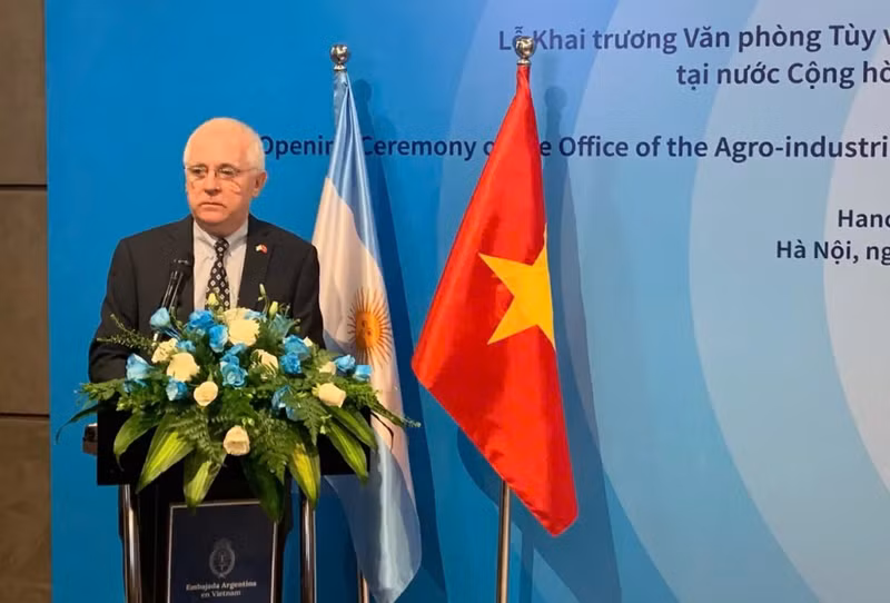 L’ambassadeur d’Argentine au Vietnam, Marcos Bednarski, lors de l’inauguration du Bureau de l’Attaché à l’agro-industrie de l’Argentine au Vietnam, tenue le 1er juillet 2025 à Hanoi. Photo : KTĐT.