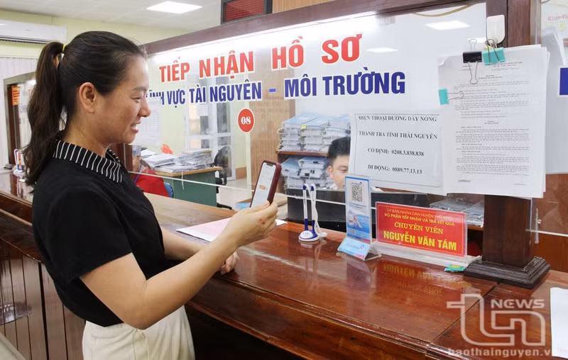 Les citoyens utilisent le paiement sans numéraire pour effectuer leurs démarches administratives à Thai Nguyen. Photo : baothainguyen.