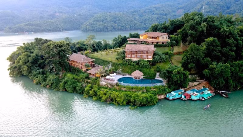 Tourisme de villégiature à Mai Chau, lac Hoa Binh. Photo : Service de la Culture, des Sports et du Tourisme de Phu Tho.