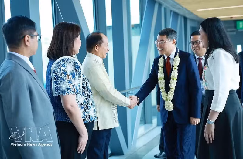 Le Premier ministre Le Minh Hung arrive aux Philippines pour le 48e Sommet de l’ASEAN. Photo : VNA.