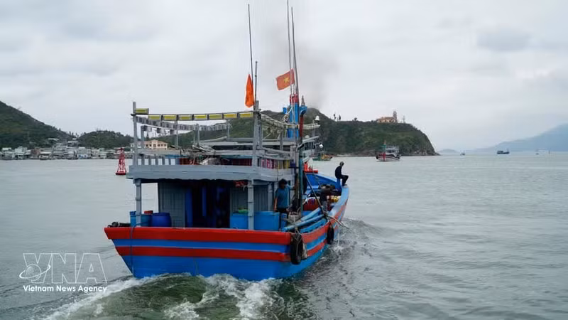 Un bateau de pêche des habitants de Gia Lai en mer. Photo : VNA.
