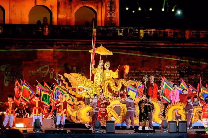 Un programme artistique mettant en valeur le riche patrimoine culturel de la Citadelle impériale de Thang Long lors de la saison des festivals de 2025. Photo : Comité d'organisation.