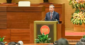 Le secrétaire général To Lam préside la conférence.