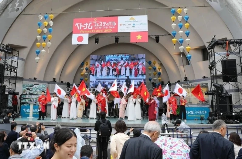 Les délégués coupent le ruban d'ouverture du Festival du Vietnam 2025 au Japon. Photo : VNA.