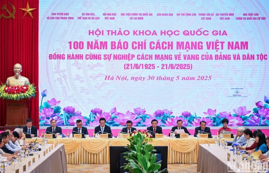 Lors du colloque “100 ans de presse révolutionnaire vietnamienne au service de l’oeuvre glorieuse du Parti et de la nation”. Photo : NDEL.