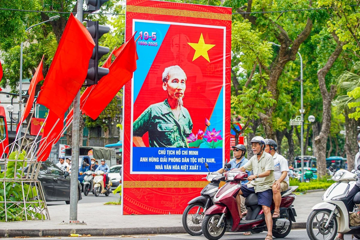La capitale parée de drapeaux et de fleurs pour le 135e anniversaire du Président Hô Chi Minh