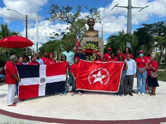 Des membres du Mouvement de la gauche unie de la République dominicaine rendent hommage au Président Hô Chi Minh à son Mémorial dans la ville de Santo Domingo Este, province de Santo Domingo. Photo : VNA.