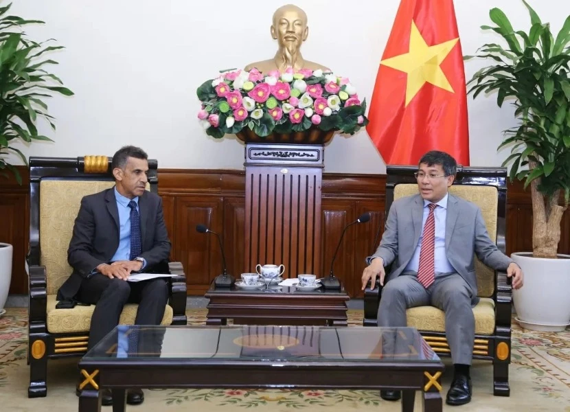 Le vice-ministre permanent Nguyen Minh Vu (à droite) reçoit M. Nasser bin Suliman Al Harthi, vice-président de l’Autorité d’investissement d’Oman (OIA). Photo : Thanh Long.