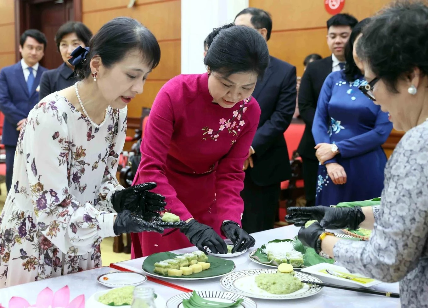Les épouses de dirigeants vietnamien et japonais préparent du "bánh cốm". Photo : VNA.
