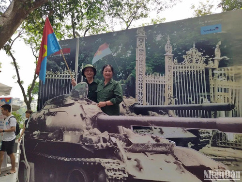 Le couple d'anciens combattants, Duong Van Sang (74 ans) et Nguyen Thi Hien (69 ans). Photo : NDEL Le couple d'anciens combattants, Duong Van Sang (74 ans) et Nguyen Thi Hien (69 ans). Photo : NDEL