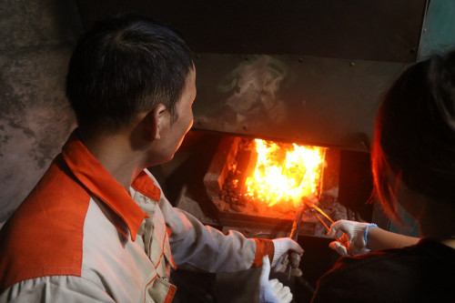Le modèle du tourisme expérientiel a permis de faire vivre aux touristes des expériences uniques, notamment dans la fabrication des couteaux et ciseaux. Photo : baovanhoa.