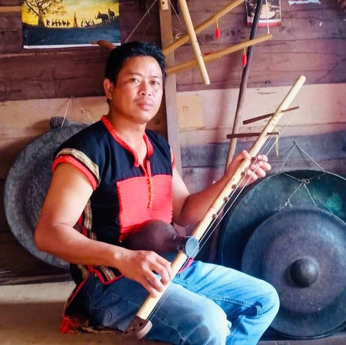 Y Puen Niê, responsable de la station de radio de la commune de Ču Pui, district de Krong Bong, province de Dak Lak (dans les Hauts Plateaux du Centre), s’efforce toujours de préserver et de promouvoir la culture de son ethnie, dont les instruments de musique traditionnels comme les gongs. Photo: VOV Y Puen Niê, responsable de la station de radio de la commune de Ču Pui, district de Krong Bong, province de Dak Lak (dans les Hauts Plateaux du Centre), s’efforce toujours de préserver et de promouvoir la culture de son ethnie, dont les instruments de musique traditionnels comme les gongs. Photo: VOV