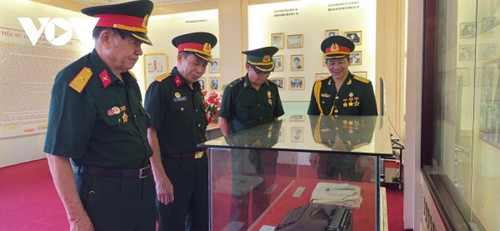 Des vétérans visitent la zone commémorative du Président Hô Chi Minh à Nghia Lo. Photo : VOV. Des vétérans visitent la zone commémorative du Président Hô Chi Minh à Nghia Lo. Photo : VOV.