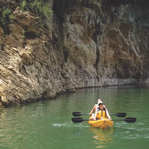 Pratique du kayak dans la baie de Ngoi Hoa. Pratique du kayak dans la baie de Ngoi Hoa.