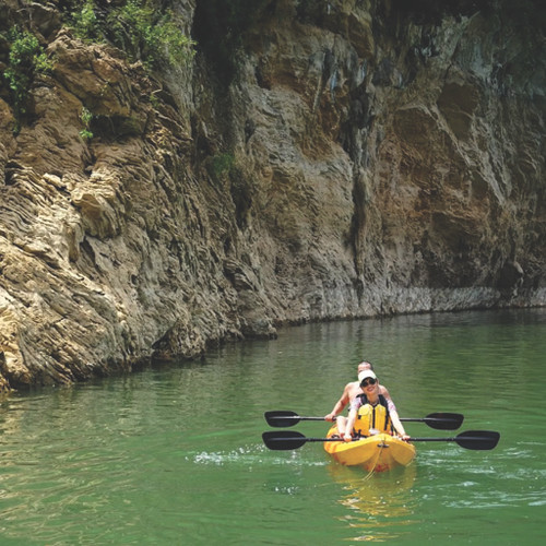 Pratique du kayak dans la baie de Ngoi Hoa. Pratique du kayak dans la baie de Ngoi Hoa.