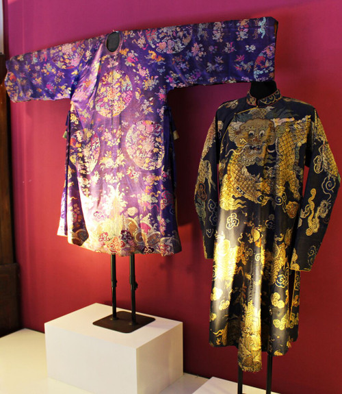 Le motif de dragon est également brodé sur les costumes des membres royaux. Photo : VNP. Le motif de dragon est également brodé sur les costumes des membres royaux. Photo : VNP.