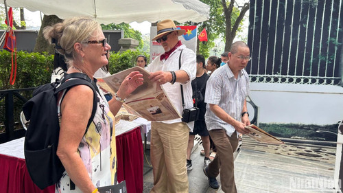M. Roland et Mme Sally, touristes néo-zélandais, se sont déclarés impressionnés par la manière dont le Journal Nhân Dân a intégré les technologies modernes à son exposition, et plus particulièrement, à son supplément spécial. Photo : NDEL M. Roland et Mme Sally, touristes néo-zélandais, se sont déclarés impressionnés par la manière dont le Journal Nhân Dân a intégré les technologies modernes à son exposition, et plus particulièrement, à son supplément spécial. Photo : NDEL