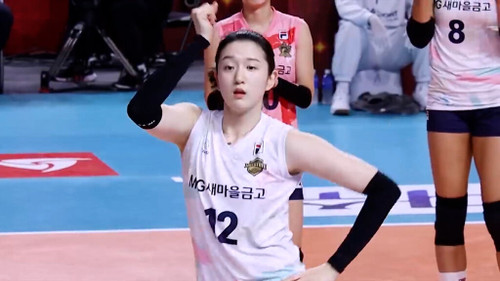 La volleyeuse sud-coréenne Lee Da-hyeon danse sur le fond musical de « See Tinh » lors d’un match le 31 janvier.